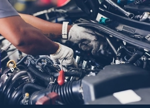 Auto Mechanic Services Ft Pierce Auto mechanic working on a vehicle engine