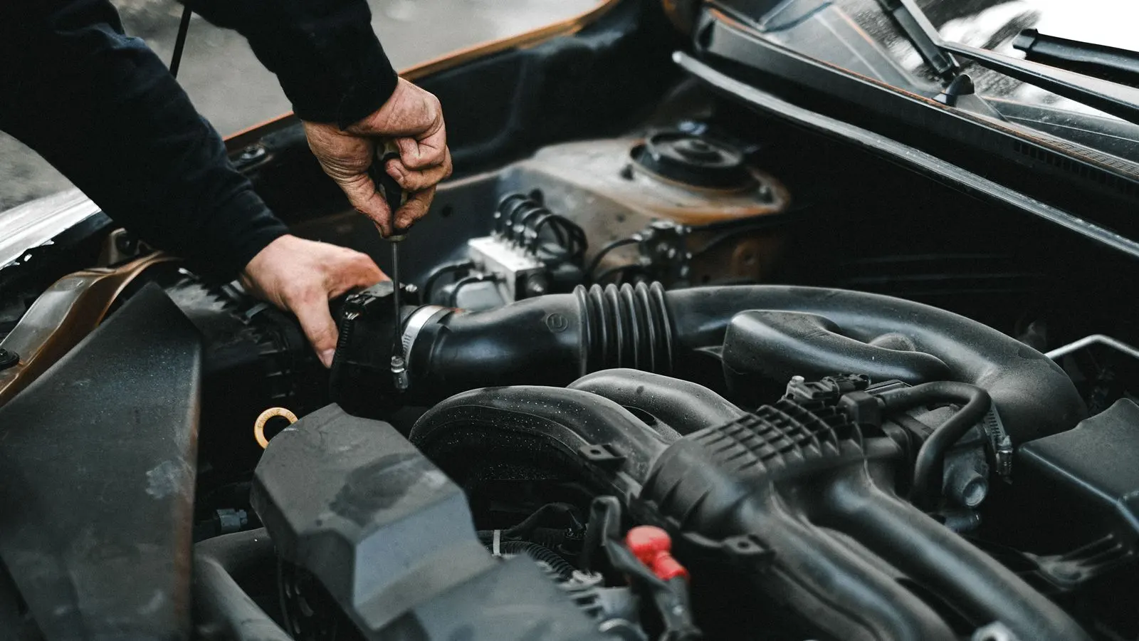 Auto Mechanic Services Ft Pierce Auto mechanic using a screwdriver